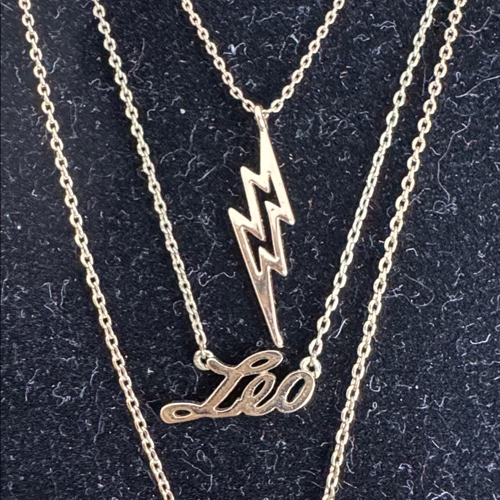 Fun set of 4 necklaces chains in gold tone with Leo sign
Pendants - Picture 7 of 9
